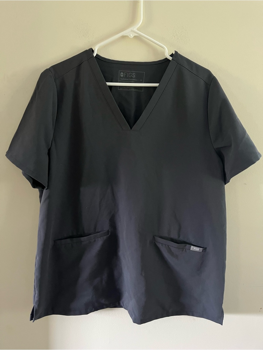 Figs 3 Pocket Scrub Top